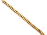 un bracelet en or avec des maillons de type « curb » sur fond blanc