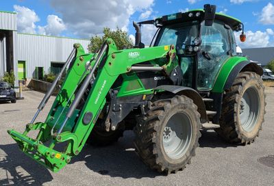un tracteur vert garé sur le parking