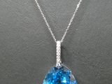 un pendentif composé d'un quartz topaze bleue et de diamants, monté sur une chaîne en argent