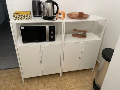 un micro-ondes et un four à micro-ondes dans une petite pièce