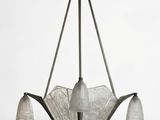 un lustre Art déco composé de trois abat-jours en verre suspendus au plafond