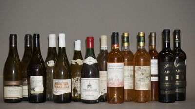 plusieurs bouteilles de vin alignées sur une table