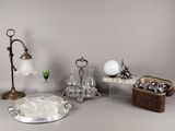 une table sur laquelle se trouvent de nombreux objets en verre