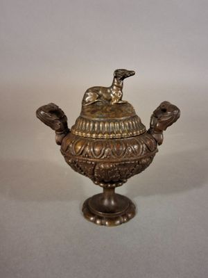 Petit vase couvert en bronze patiné à décor de feuillages et…