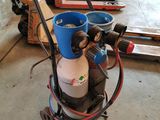 une machine posée sur le sol du garage