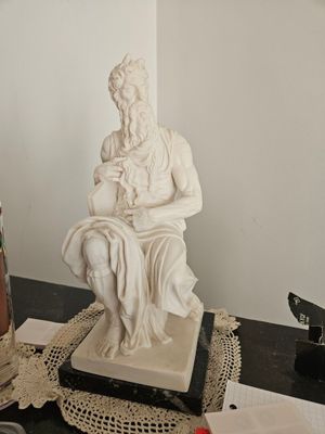 Groupe en résine figurant Moïse