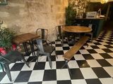 un sol à carreaux noirs et blancs, avec des tables et des chaises
