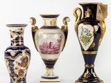 trois vases sont posés les uns à côté des autres sur une surface blanche