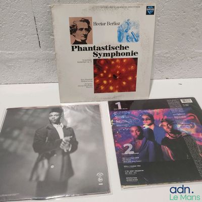 deux CD posés l'un à côté de l'autre sur une table