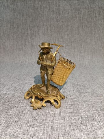 Sujet en bronze patine doré « Homme au travail ». Sur socle bronz