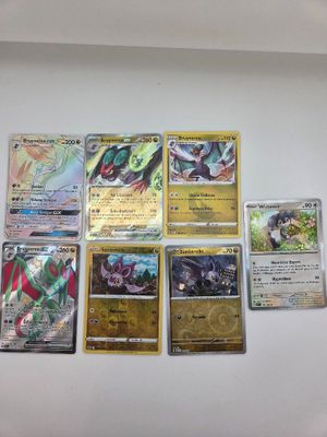un tas de cartes Pokémon posées sur une surface blanche