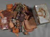 une pile de vieux bagages posée sur une table