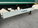 un camion vert et blanc garé sur le bord de la route