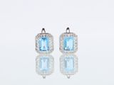 une photo d'une paire de boucles d'oreilles en topaze bleue et en topaze blanche