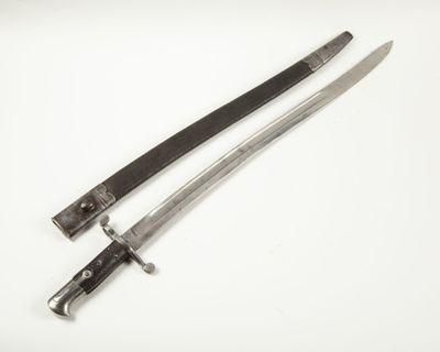 une paire de sabres de samouraï japonais avec leurs fourreaux en cuir noir, sur fond blanc
