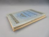 une pile de livres posée sur une table
