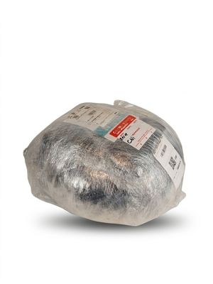 un morceau de pain emballé dans du plastique posé sur une surface blanche