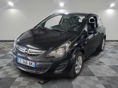 la photo d'une voiture noire garée dans un garage