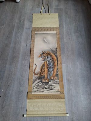 peinture représentant un tigre sur une tenture murale accrochée à un parquet