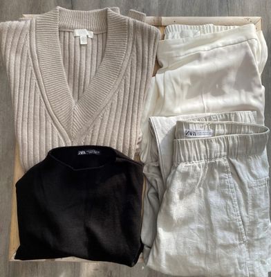 trois vêtements sont disposés sur une surface en bois