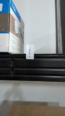 une boîte posée sur une étagère