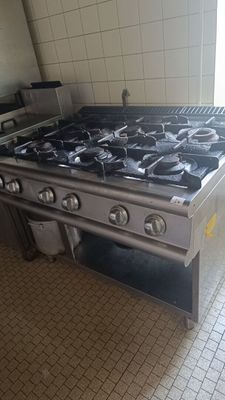 une cuisine équipée d'une cuisinière, d'un four et d'un évier