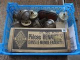 un panier bleu rempli d'objets divers, posé par terre