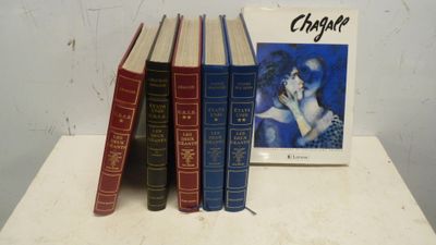 trois livres posés sur une table, à côté de la photo d'une femme