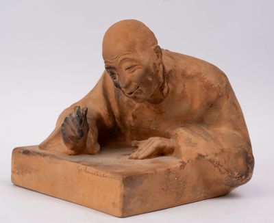 une image représentant la statue d'un homme assis sur un livre