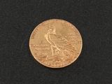 l'image d'une pièce d'or ornée d'un oiseau