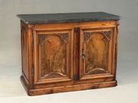 Buffet de chasse en bois naturel mouluré et sculpté.