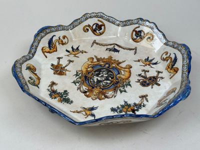 une assiette bleue et blanche ornée d'oiseaux et de fleurs