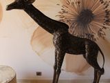 une girafe qui se tient devant une fresque murale