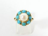 un gros plan d'une bague ornée d'une perle et de perles de turquoise