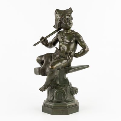 statue en bronze représentant un homme assis sur un rocher, avec un chat sur le dos