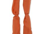 une paire de serviettes orange attachées ensemble à un cintre blanc