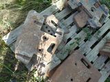 une palette en bois sur laquelle sont empilées plusieurs briques