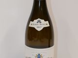 une bouteille de vin posée sur une table