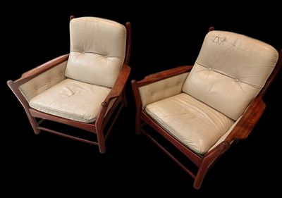 paire de fauteuils de salon de style « mid-century modern » avec assises rembourrées en cuir