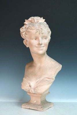 buste en marbre représentant une femme avec une fleur dans les cheveux