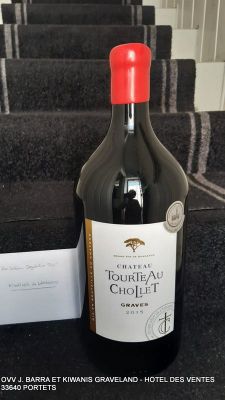 une bouteille de vin posée sur une table près d'un escalier