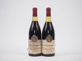 deux bouteilles de vin rouge posées l'une à côté de l'autre sur une surface blanche