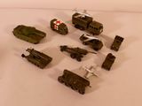 beaucoup de petits véhicules militaires miniatures sur la table