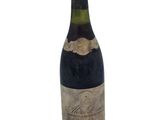 une bouteille de vin posée sur une table