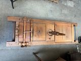 une porte en bois munie d'un loquet, dans un garage