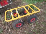 un chariot jaune posé par terre