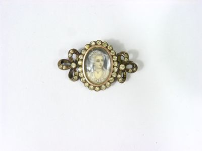 BROCHE en argent 800 ‰ min. avec une miniature figurant une …