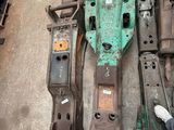 de nombreux outils posés à même le sol