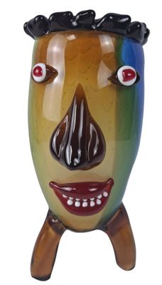 un vase coloré orné d'un visage, posé sur un socle