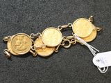 Gros plan sur un bracelet en or orné de pièces de monnaie